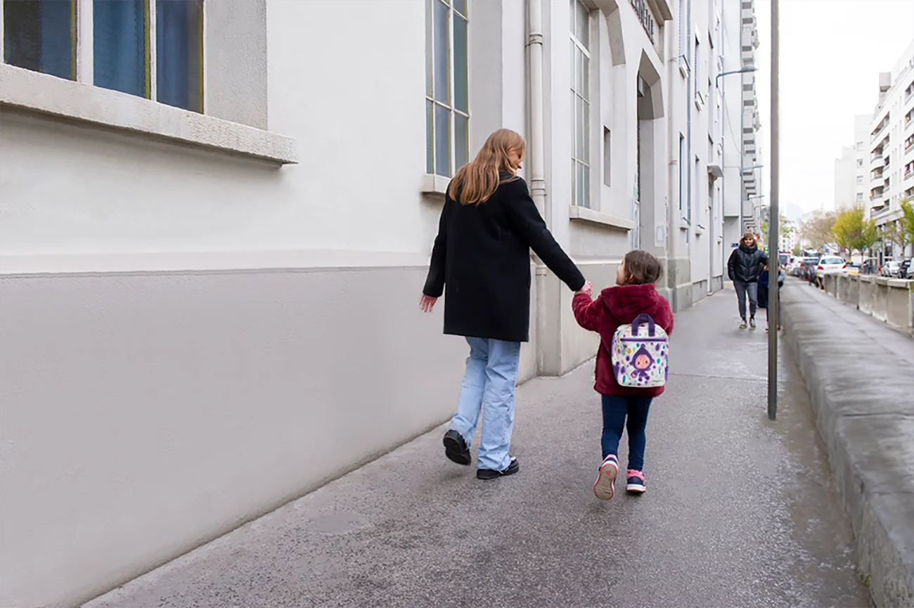 family-plus-garde-enfants-périscolaire-sortie-école